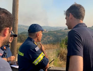 Στην Εύβοια για τη φωτιά ο Kώστας Μπακογιάννης (φωτο)